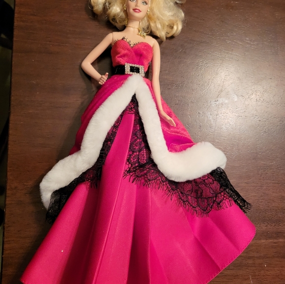 2007 Christmas Barbie - Picture 3 of 4